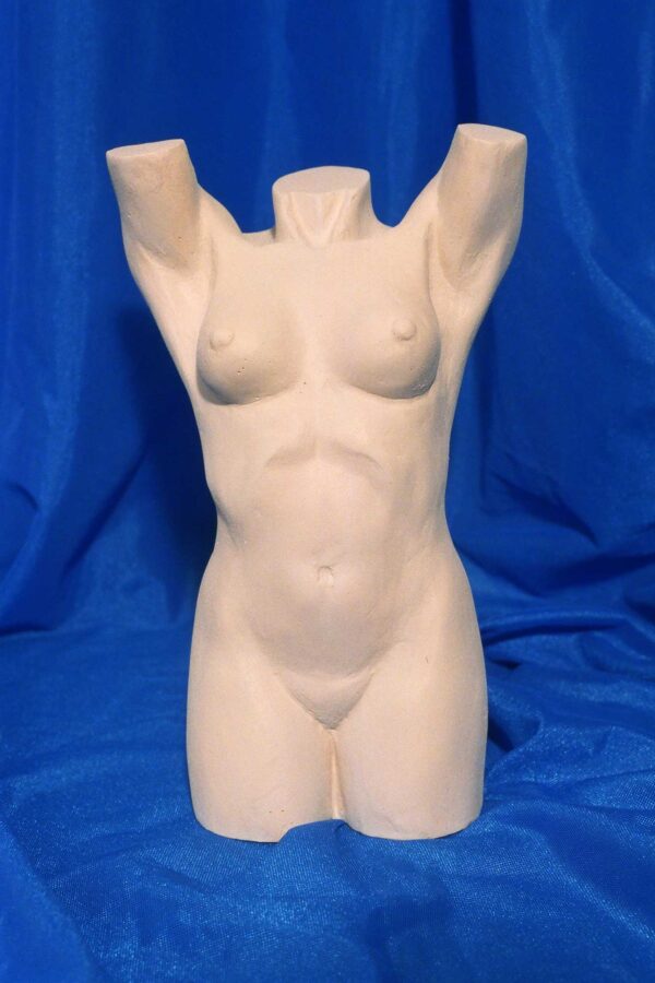 Escultura de mujer desnuda con los brazos en alto