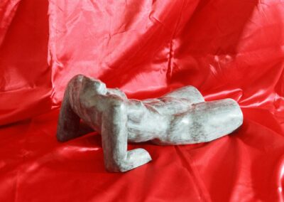 Escultura de una mujer desnuda tumbada