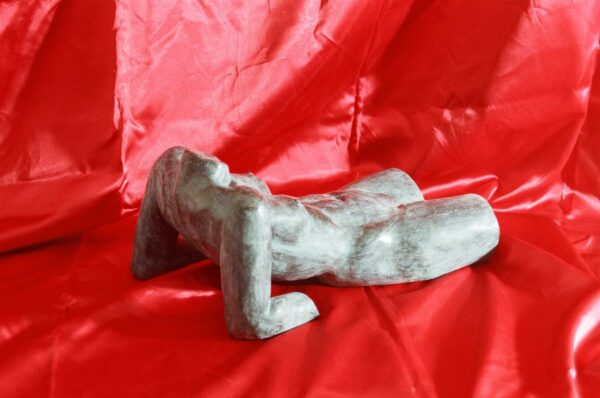 Escultura de una mujer desnuda tumbada