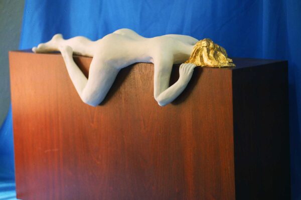 Escultura de mujer desnuda tumbada en relajación