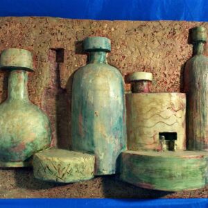 Escultura de bodegón con botellas y otros recipientes