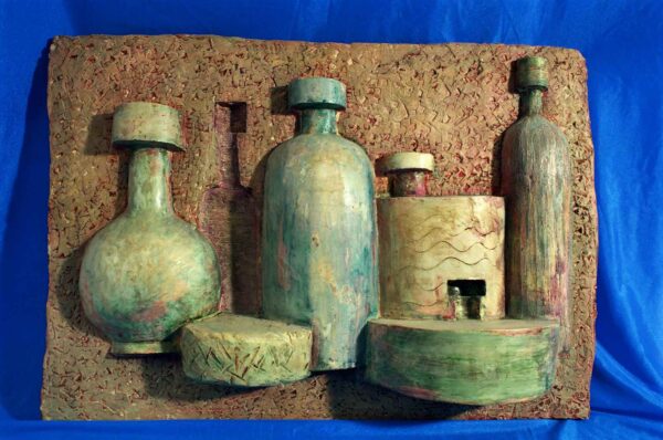 Escultura de bodegón con botellas y otros recipientes